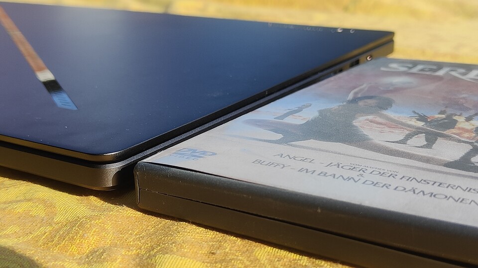In der Höhe verliert das Notebook zwar knapp gegen eine DVD- oder Blu-ray-Hülle um einen Millimeter, für ein Gerät mit RTX 4090 und Core Ultra ist es aber verblüffend flach.