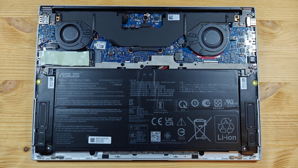 Der größte Teil des Gehäuses wird vom Akku ausgefüllt.