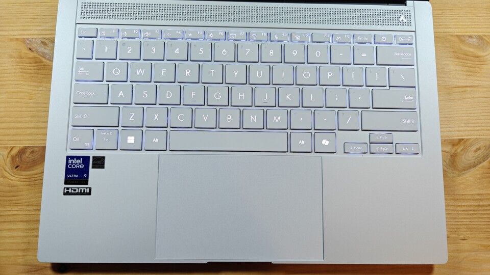 Gute Tastatur mit kurzem Hub und weißer Hintergrundbeleuchtung.