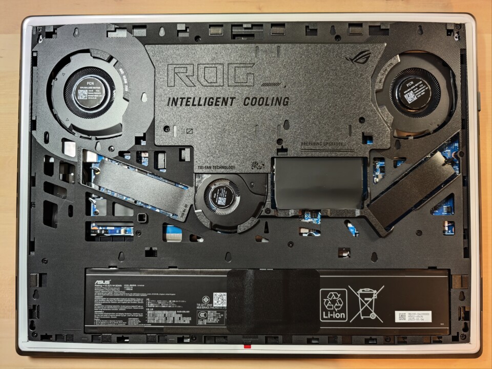 Das Asus Strix Scar 18 zeigt sich im Inneren ausgesprochen aufgeräumt.