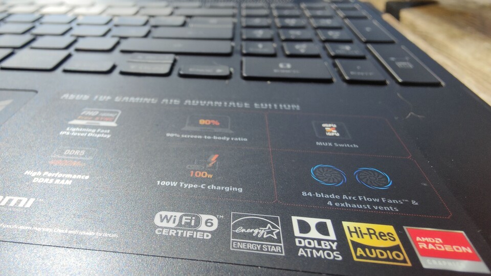 Thunderbolt 4 ist bei AMD-Notebooks eher selten, das A16 Advantage Edition bietet den schnellen Port auf Basis des USB-C-Steckers aber. 100 Watt USB-Charging sind ebenfalls mit dabei.