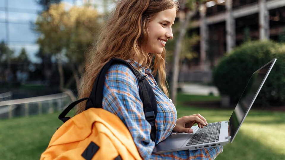 Das ASUS Vivobook S 16 Flip lässt sich auch ganz klassisch als Notebook verwenden - einen Nummernblock besitzt es ebenfalls!