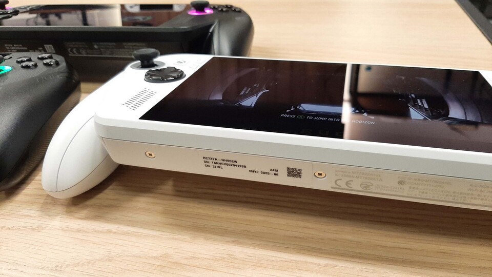 Der weiße Xbox Ally ist etwa genauso schnell wie das Steam Deck. (Bildquelle: Chris WerianGamePro)