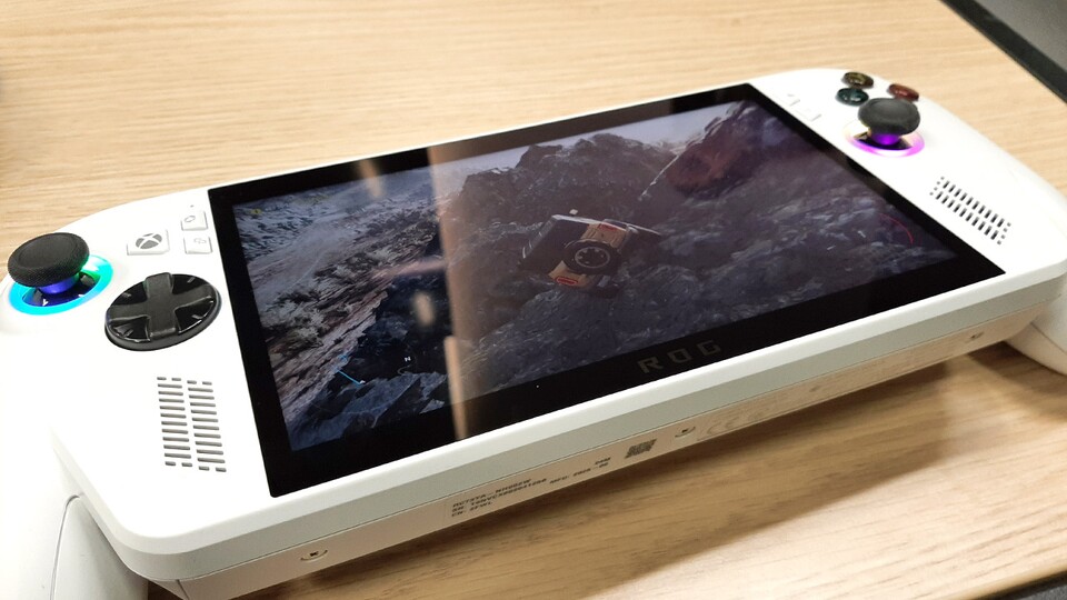 Inzwischen lohnt sich der Griff zum günstigeren Xbox-Handheld. (Bildquelle: Chris WerianGamePro)