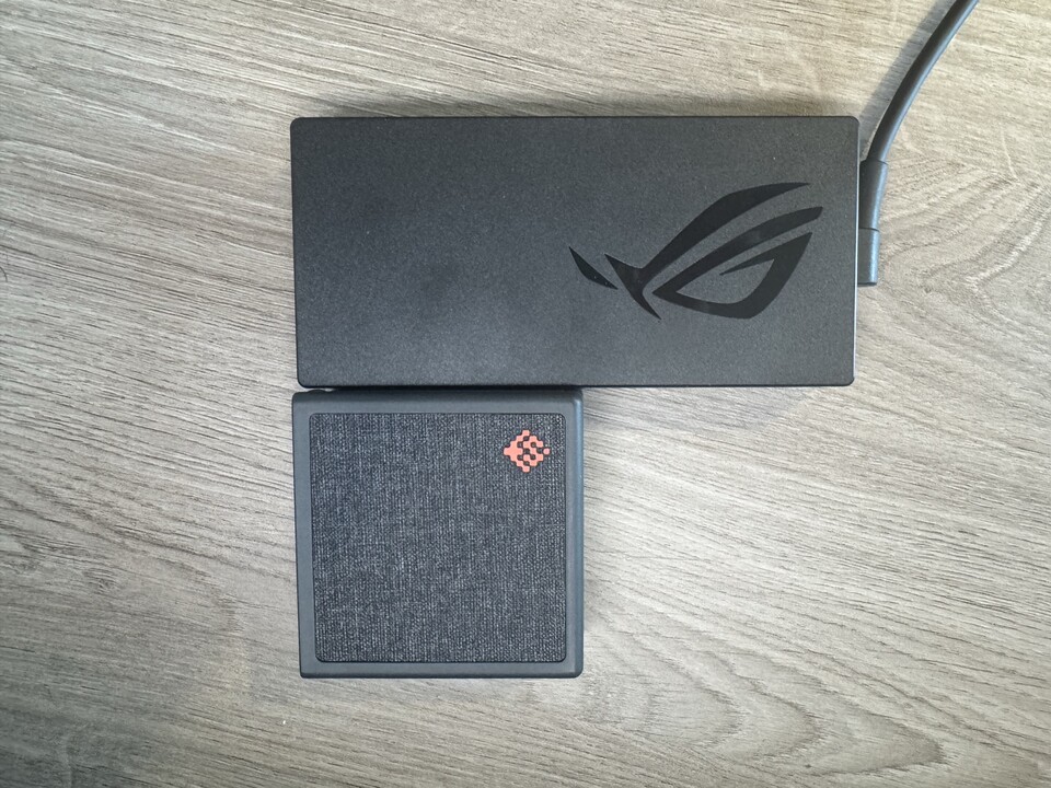 Das Netzteil des Asus Z13 im Größenvergleich mit dem SlimQ 150 Watt.