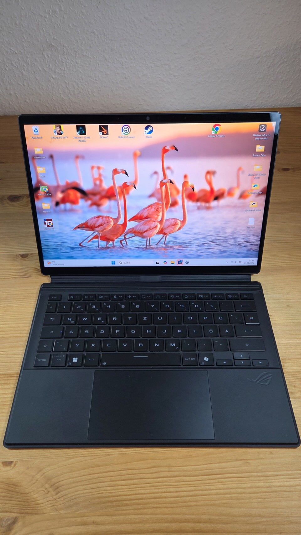 Die Tastatur dockt magnetisch am Z13 an.