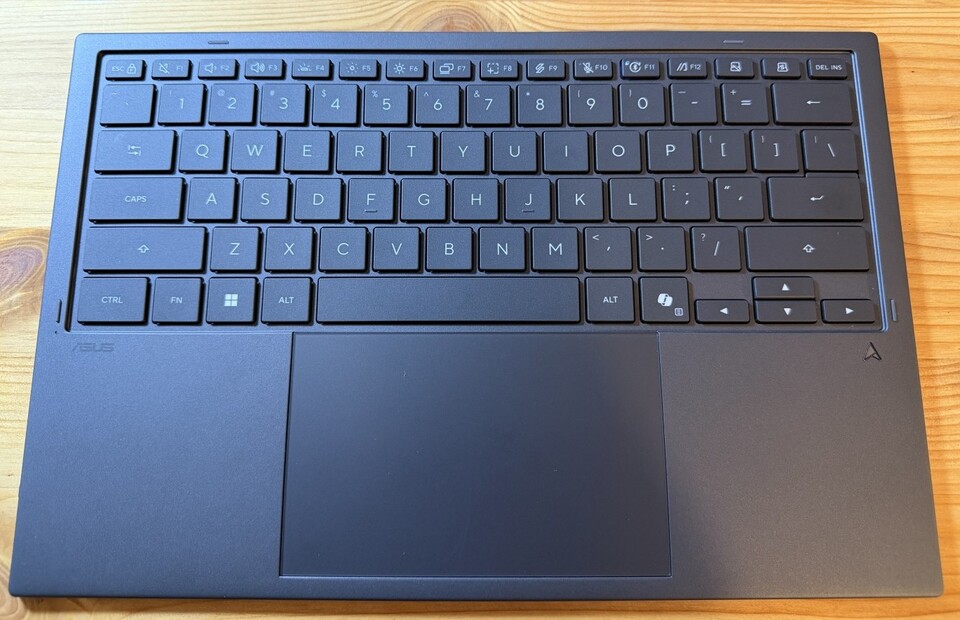 Die im Lieferumfang enthaltene Tastatur eignet sich auch für das Schreiben längerer Texte.