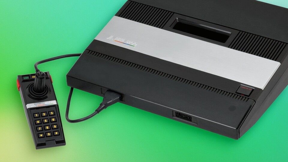 Die Atari 5200 wurde mit dem Controller links im Bild verkauft. (Bildquelle: wikimedia commons)