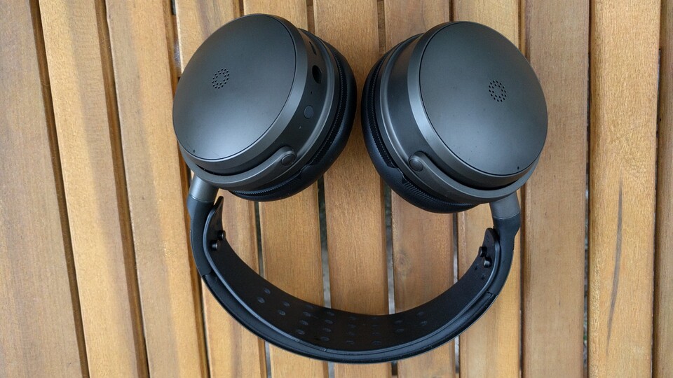 Edles Design: In Dunkelgrau mit Schwarz, überwiegend aus mattem Metall bestehend, macht das Audeze Maxwell einen hochwertigen Eindruck. (Bildquelle: Nele WobkerGameStar Tech)