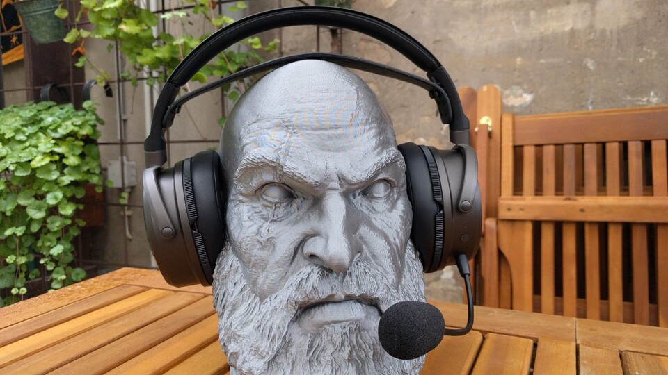 Der breite Lederriemen fängt das Gewicht wunderbar ab. (Bildquelle: Nele WobkerGameStar Tech)
