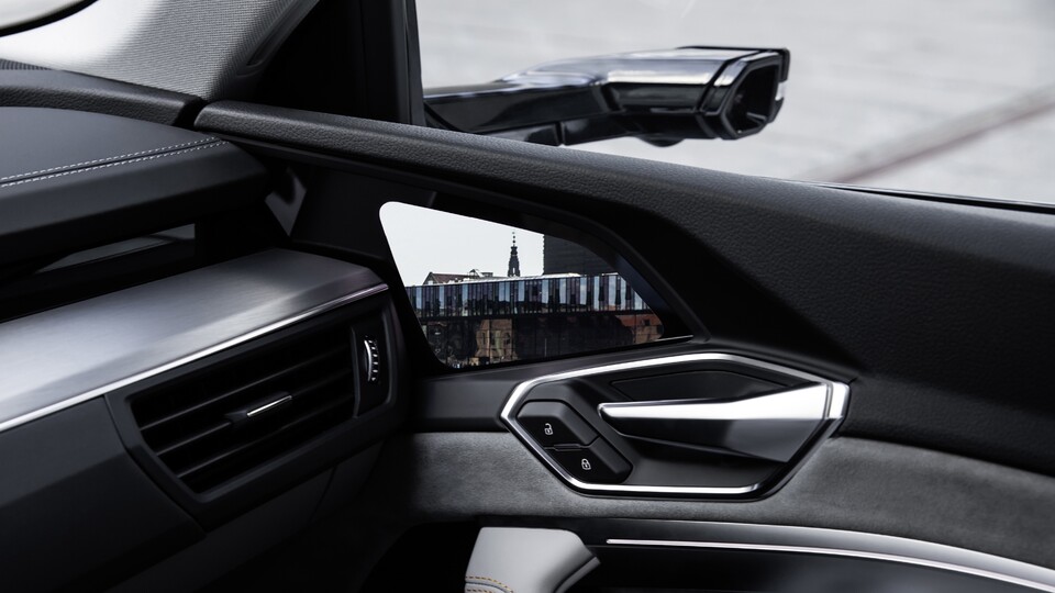 Der virtuelle Außenspiegel von Audi ist im SUV e-Tron oberhalb der Klinke zum Öffnen der Tür untergebracht. Das OLED-Display ist sieben Zoll groß.