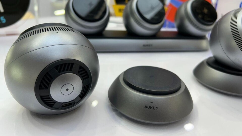 Grab + Go im Alltag: eine Kugel mitnehmen und unterwegs weiterladen. So stellt sich AUKEY mobiles Laden vor.