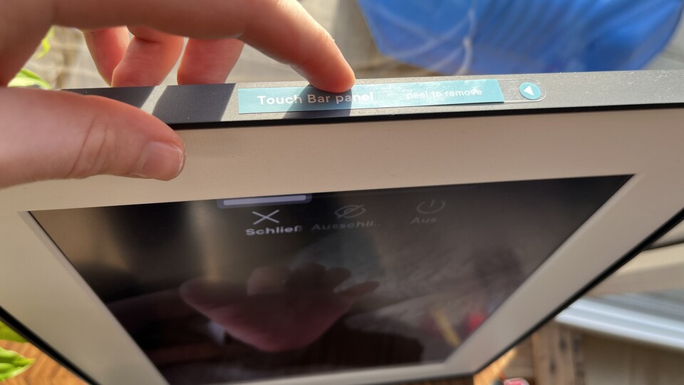 Über die in die Ränder integrierten Touch-Leisten wechselt ihr manuell durch die Bilder. (Bildquelle: Mirco KämpferGameStar Tech)