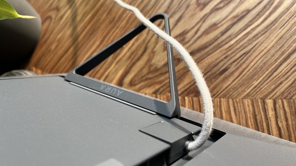 Ständer und Stromkabel des Aura Walden - beides ebenso hochwertig wie der Rahmen selbst. (Bildquelle: Mirco KämpferGameStar Tech)