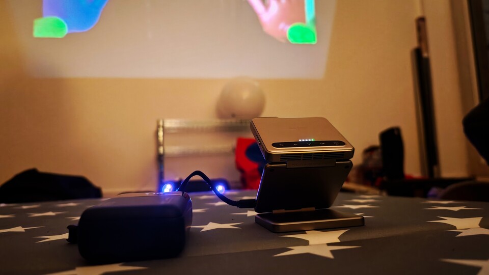 Mit maximaler Helligkeit erreicht der Aurzen Zip die maximale Akkulaufzeit von 90 Minuten nicht. Ich habe deswegen eine große Powerbank angeschlossen und so konnten wir den ganzen Abend spielen. (Bildquelle: Duy Linh DinhGameStar Tech)