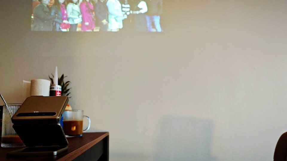 Für das Betrachten von Familienfotos mit kurzer Projektionsdistanz reicht die Helligkeit selbst bei Tag aus. Der Autofokus und die Trapezkorrektur arbeiten zudem richtig schnell und somit konnten wir im Handumdrehen eine andere Wand bescheinen. (Bildquelle: Duy Linh DinhGameStar Tech)