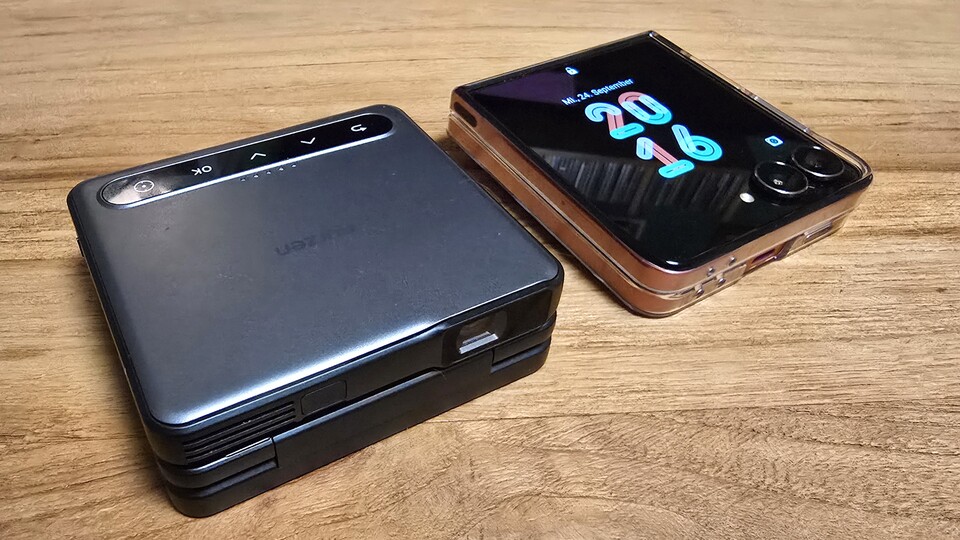 So klein wie ein Falt-Handy, nur etwas dicker. Bedienen lässt sich der Winzling über die kleinen Schaltflächen am Rand oder per App.