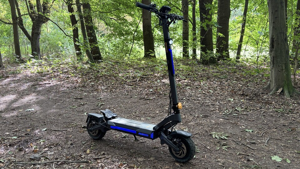 Die blaue Ambientebeleuchtung des DT2 Pro macht optisch einiges her und lässt sich bei Bedarf ausschalten.