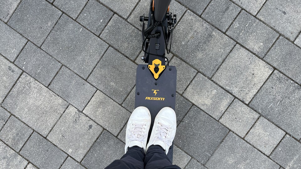 Auf dem extrabreiten Trittbrett kann ich mit Schuhgröße 40 komfortabel mit beiden Füßen nebeneinander stehen.