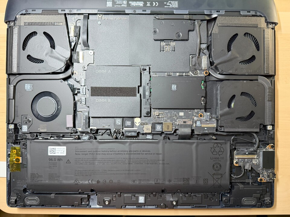 Auf diesem Bild seht ihr das leistungsstarke Kühlsystem des Alienware Area 51, das auch keinerlei Probleme hat, wenn die verbaute RTX 5090 mit der vollen TGP arbeitet.