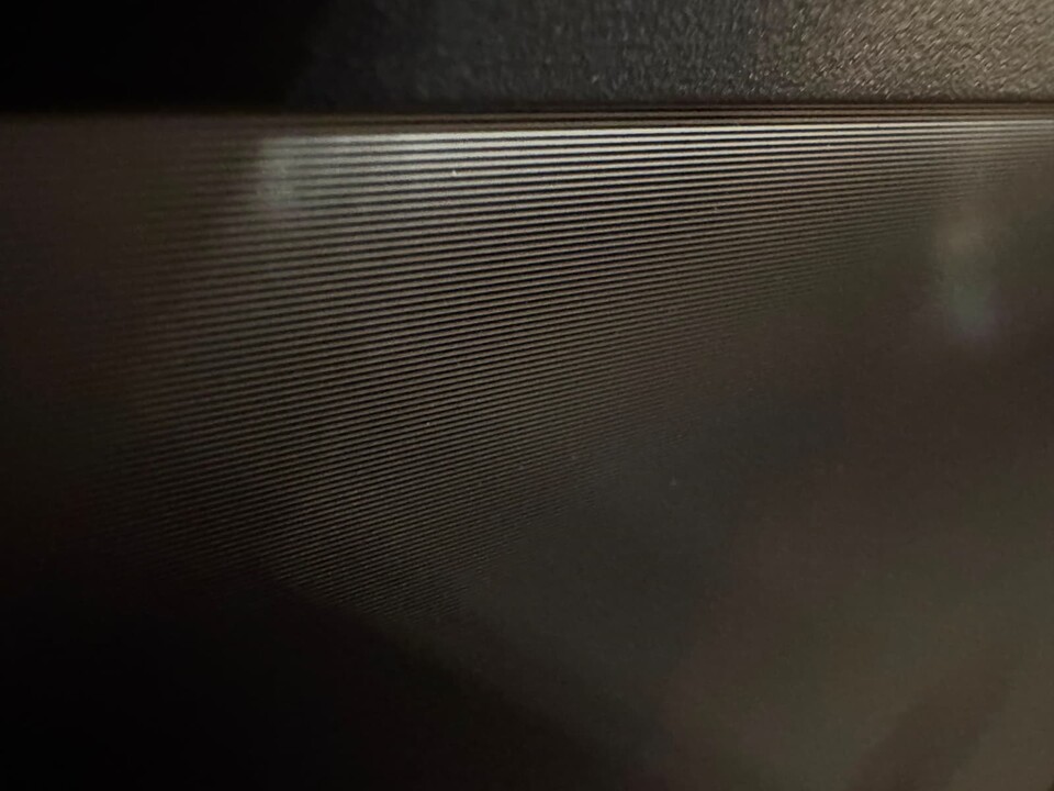 Auf diesem Bild könnt ihr gut die strukturierte Oberfläche der CLR-Leinwand erkennen. Von oben wirkt sie schwarz – von unten weiß.