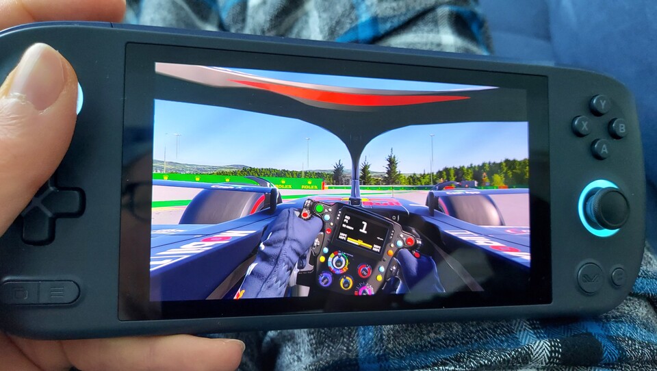 F1 22 läuft auf dem Ayaneo flüssig, jedoch nur mit reduzierter Bildschirmauflösung.