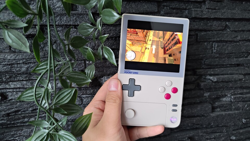 Beim Spielen von moderneren Titeln stören schwarze Balken auf dem Ayaneo Pocket DMG. Ältere Spiele füllen den Bildschirm besser aus. (Bildquelle: Duy Linh Dinh, GameStar Tech)