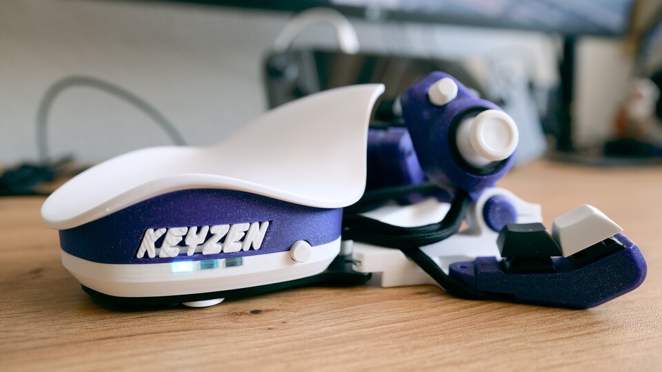 Mit der Taste neben dem Logo wechselt man zwischen den Profilen, die auf dem Gerät gespeichert sind. Die LEDs an der Seite zeigen an, welches gerade ausgewählt ist. (Bildquelle: Duy Linh DinhGameStar Tech)