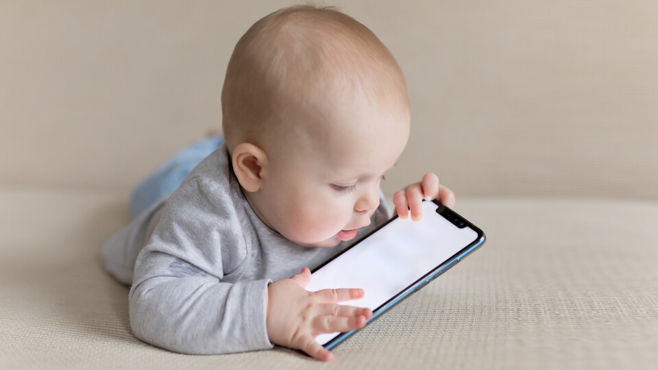 Es ist wichtig, dass Kinder den Umgang mit moderner Technik lernen. Aber wir sollten uns gut überlegen, wie früh und in welchem Umfang sie damit in Berührung kommen. (Bild: stock.adobe.com - Kseniia)