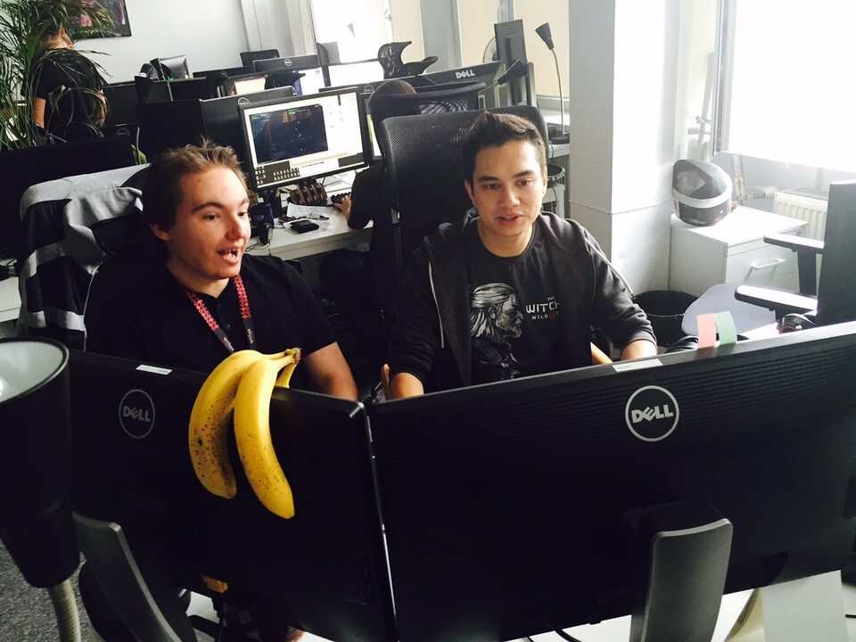 Ein sehr aufgeregter Baby-Maurice neben einem Baby-Miles. Die Banane feiert im Talk übrigens ein Revival.