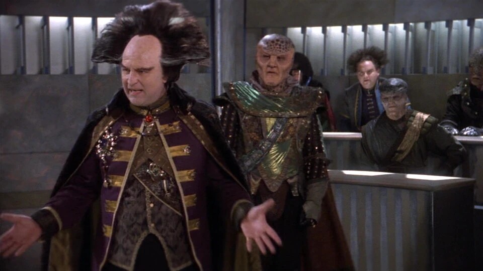Besonders die ambivalenten Charaktere und ihre teils erstaunlichen Wandlungen begeistern in Babylon 5, hier die Botschafter GKar und Mollari (Andreas Katsulas und Peter Jurasik). Foto: Warner Bros.