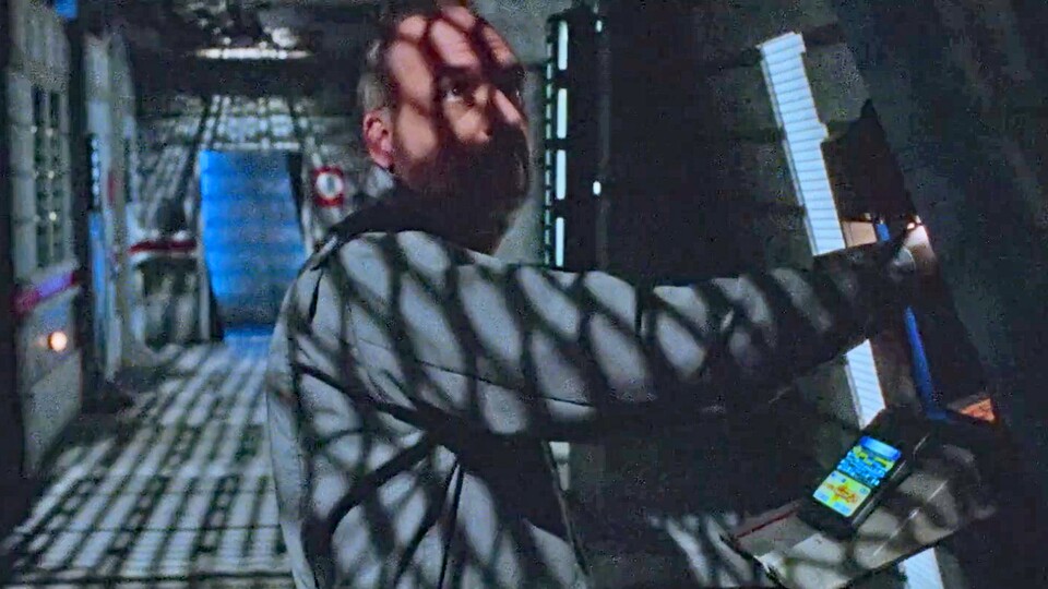 Ihr müsst schon genau hinschauen, um im Serienfinale von Babylon 5 den Erfinder und Autoren zu erkennen. (Foto: Warner Bros)