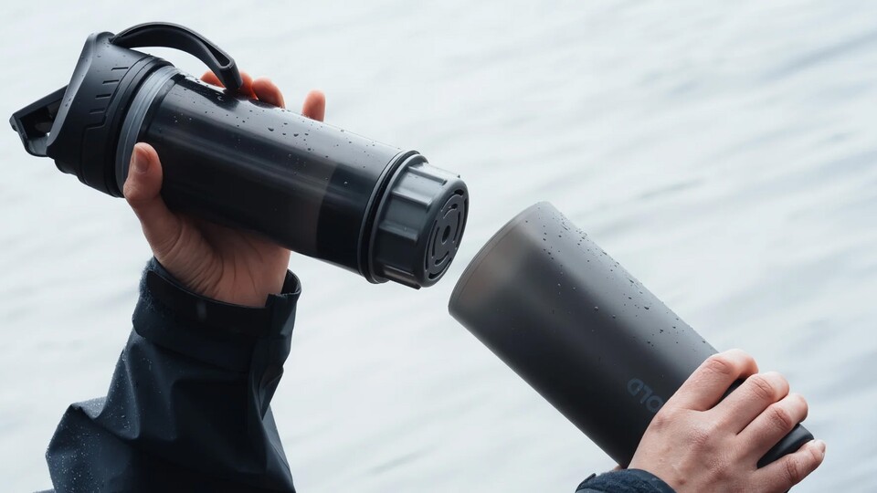 Die Anwendung der Bachgold-Trinkflasche ist denkbar einfach: Ihr müsst nur die Flasche mit Wasser aus einer beliebigen Quelle füllen, den Filter runterdrücken und könnt los trinken!