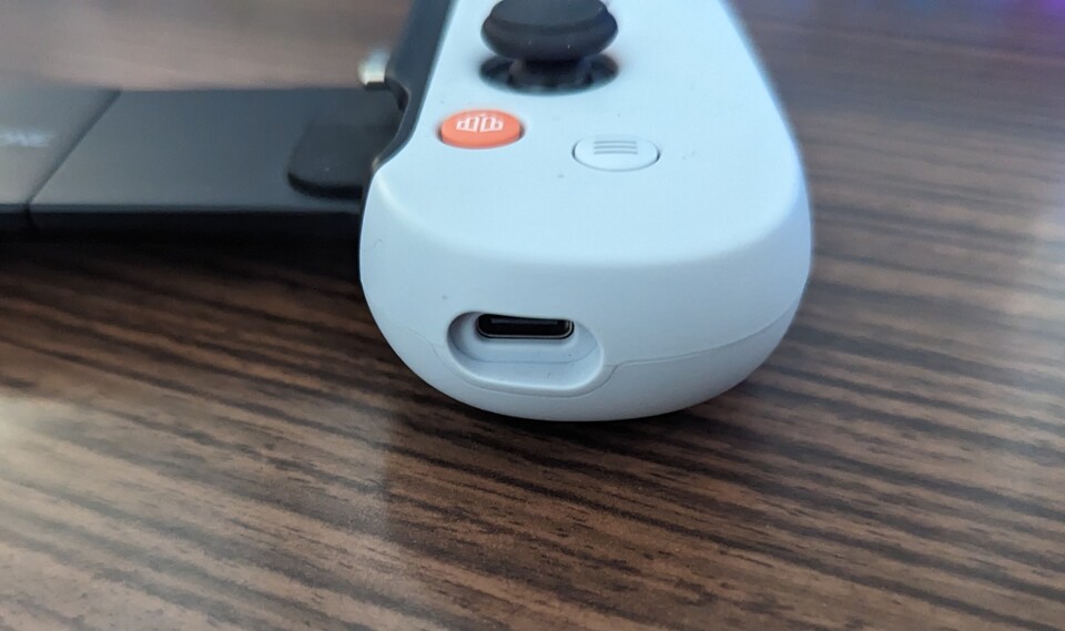 Das Handy kann auch durch das Backbone geladen werden.