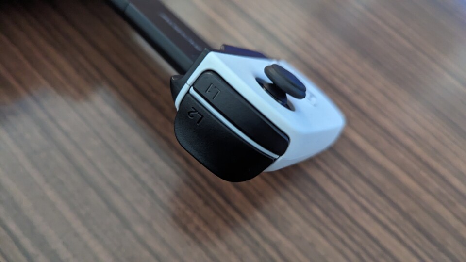 Die Trigger-Tasten sehen gut aus, doch fühlen sich beim Drücken ein wenig falsch an. Als ob kein Druck ausgelöst würde.