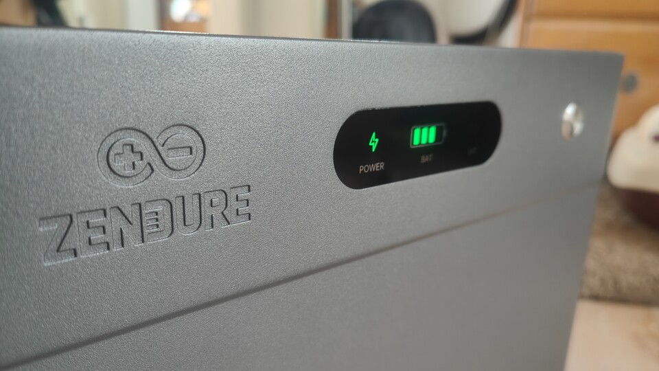 Auch Akkuspeicher sind in der neuen VDE-Norm für Energie-Kleinerzeugungsanlagen berücksichtigt. Dieser hier kann über seine Notstromsteckdose sogar E-Autos (langsam) laden.