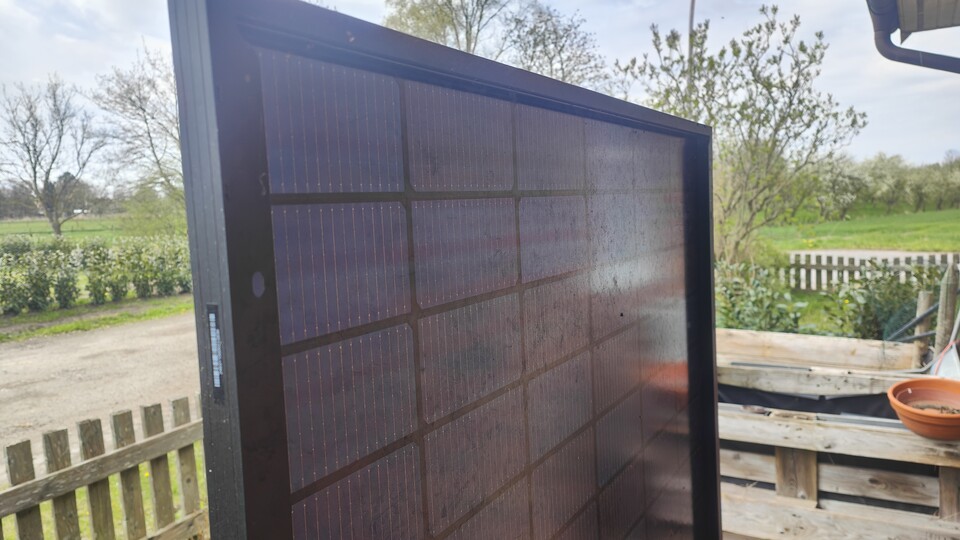 Dem rabattierten Set liegen 4x 500 Watt Solarmodule bei. Sie arbeiten bifazial wie das Panel im Bild: Auch die Rückseite kann Energie ernten.