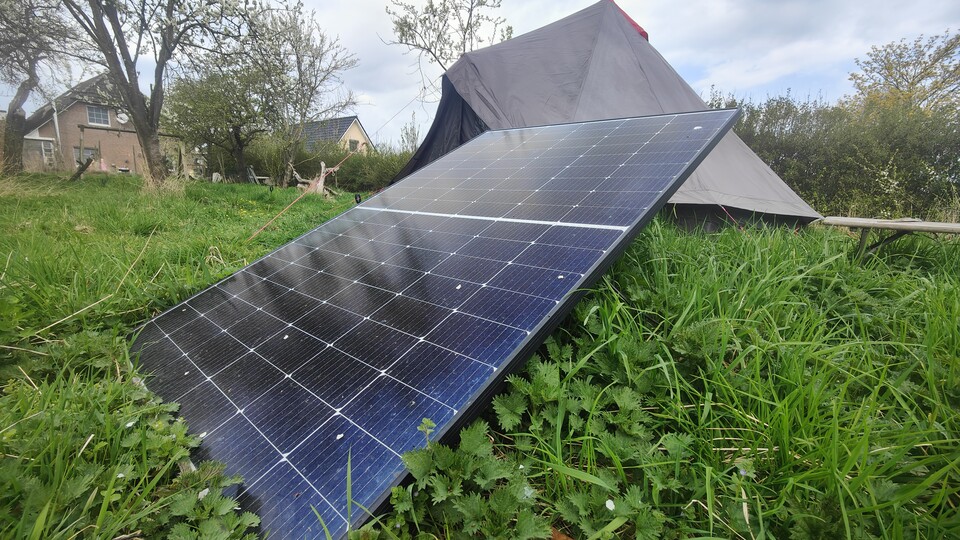 Zwei solcher Module mit je 430 Watt dürft ihr zusammen mit einem 800W-Wechselrichter einsetzen, damit es ein privilegiert behandeltes Balkonkraftwerk bleibt.