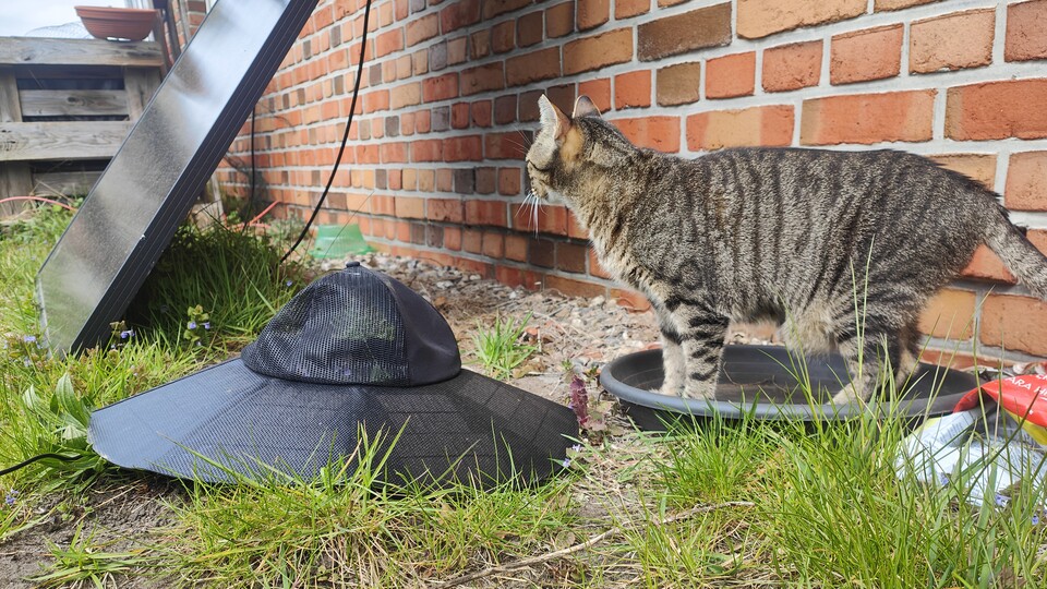Keine Sorge, der Solarhut vorne im Bild erzeugt keine 960 Watt, eher so 10 Watt fürs Smartphone. Für ernsthaften Ertrag gibt es das große Modul linkerhand.
