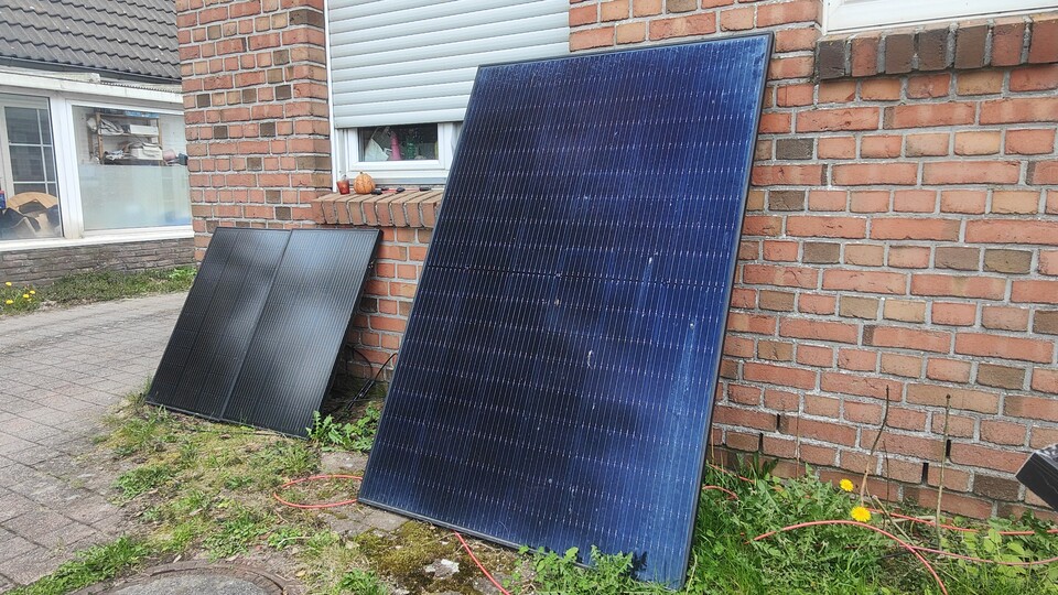 Solarmodule gibt es in vielen Größenklassen. Dem Jackery-Set liegen die großen Modelle mit 500 Watt bei, es gibt aber auch kleine (links im Bild) mit nur 100 Watt.