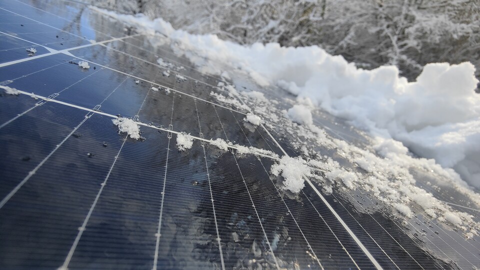 Schnee solltet ihr entfernen, auch wenns hübsch aussieht. Generell mögen Solarmodule niedrigere Temperaturen aber lieber als Wärme - bei voller Wintersonne kann der Ertrag sogar größer ausfallen als im Sommer.