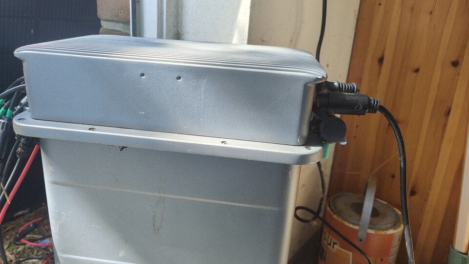 Bei mir steht die Zendure Solarflow 800 Pro in der Garage, wo sie auch vor zu niedrigen Temperaturen geschützt steht. Meine Erfahrung: Ein zuverlässiges und robustes System!