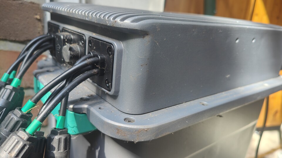 Immer mehr Balkonkraftwerke werden gleich mit passendem Akku angeboten. Bei Zendure hier ist der Wechselrichter sogar fest mit der Batterie verbunden. Die DIN VDE V 0126-95 gilt hier nicht.