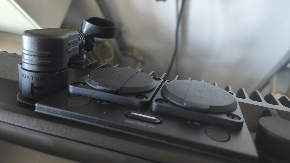 Ein wenig versteckt finden sich an der Ultra X noch zwei AC-Steckdosen, mit denen ihr eine Notstromversorgung realisieren könnt.