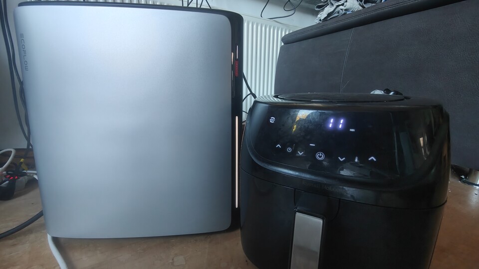Für die meisten Powerstations und Balkonsolar-Akkus mit Notstromfunktion fressen Küchengeräte zu viel Strom. Die Ecoflow Ultra X hier liefert 1.200 Watt, die HLF verlangt fast das Doppelte.
