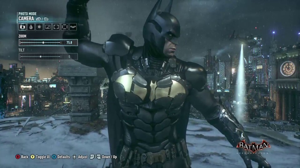 Das goldene Batsign auf dem Batsuit, den Spieler für das mehrmalige Durchspielen von Batman: Arkham Knight erhalten. 240% muss der Spielstandanzeiger aufweisen, um diese Belohnung zu erhalten.
