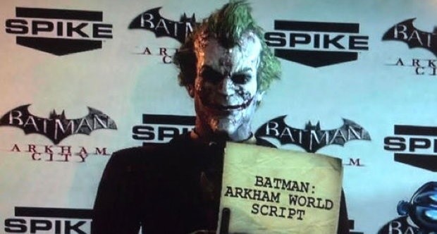 Der Joker kündigt Batman: Arkham World an.