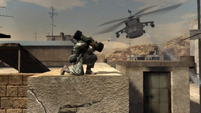 Ein schwerbewaffneter Soldat kämpft gegen mit einem TOW-Raketenwerfer gegen einen Blackhawk-Hubschrauber.