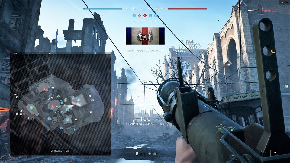 Der PIAT-Mörser in Battlefield 5 im Einsatz. Der rote Punkt markiert die Einschlagstelle.
