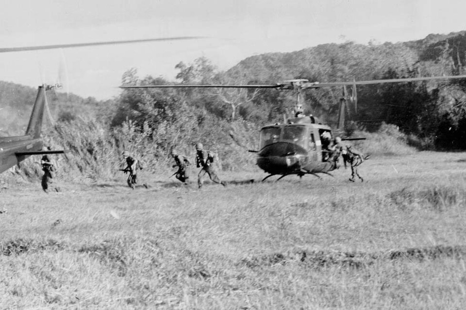 »Huey«-Hubschrauber setzen Soldaten im Einsatzgebiet ab.